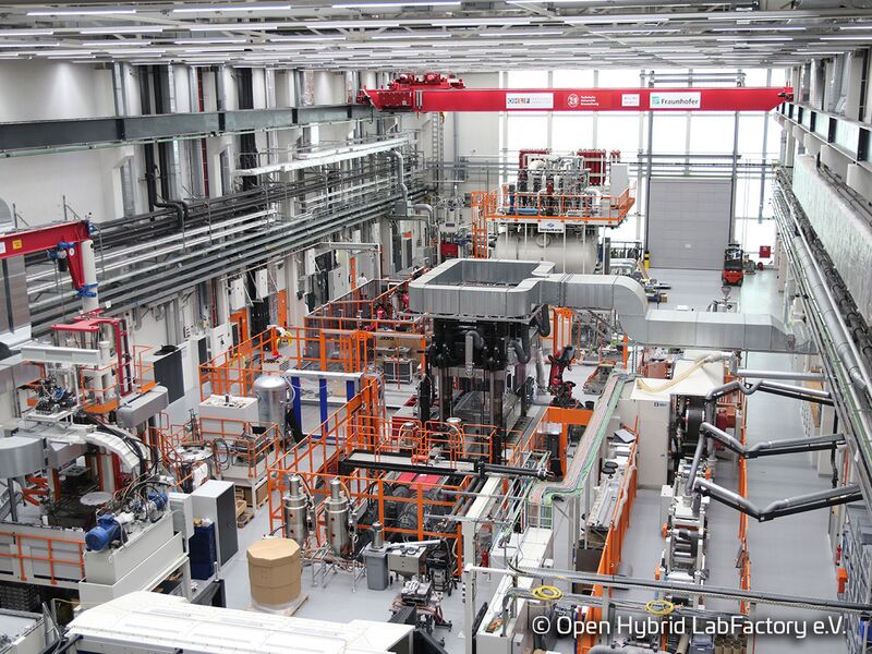 Innenaufnahme von der Halle mit Blick auf viele technische Anlagen, mit Copyrightnachweis