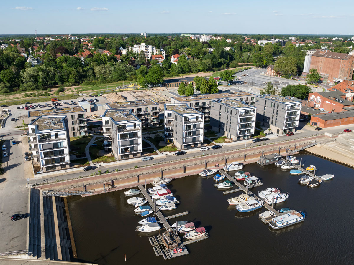 Projekt Marina Gardens Luftbild mit Blick auf das gesamt Projekt aus vielen Gebäuden an der Marina mit Booten im Wasser