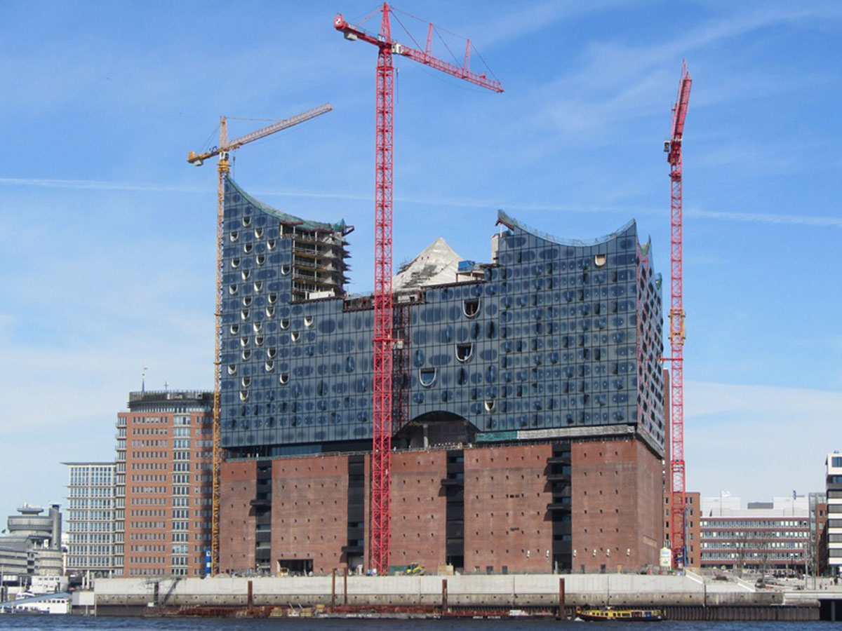 Projekt Elbphilharmonie Baustellenbild Ansicht der im Bau befindlichen Philharmonie mit Kränen an der Fassade, von der Wasserseite aus