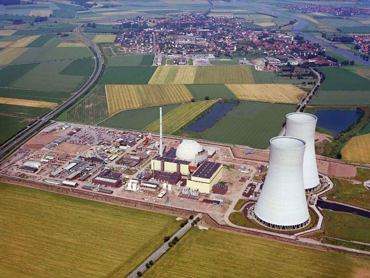 Projekt Kernkraftwerk Luftbild vom Kernkraftwerk mit seinen Verwaltungsgebäuden, Technikbauten und zwei weißen Kühltürmen