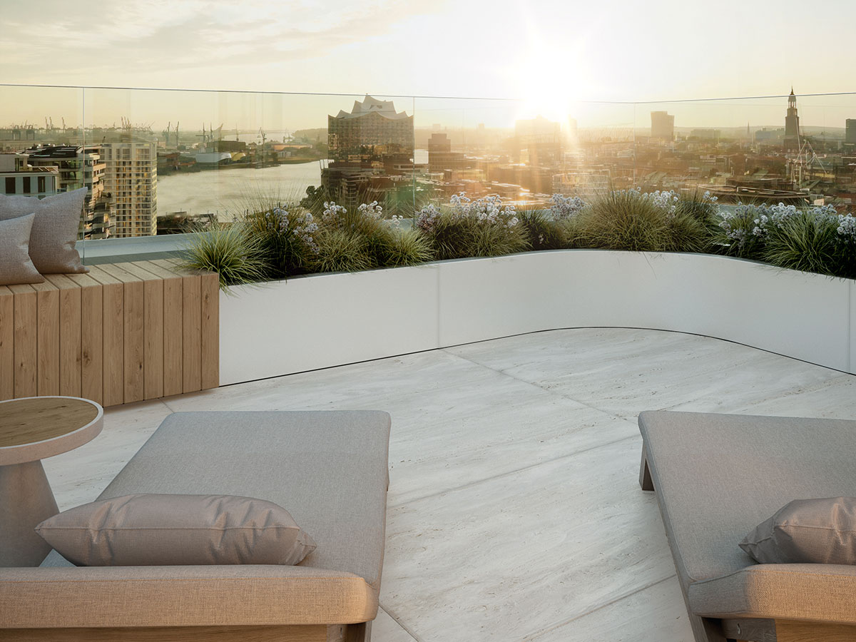 Visualisierung der Dachterrasse mit Holzmöbeln, Stoffliegen und Blick in den Sonnenuntergang über der Stadt